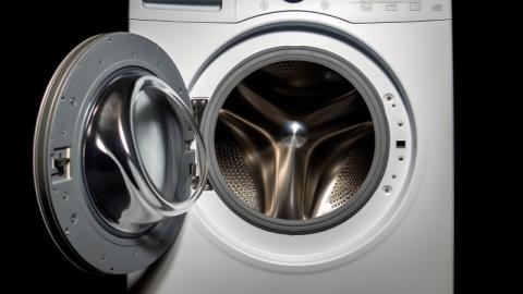 machine a laver avec la porte du tambour ouverte