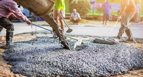 Ouvriers en train de couler une dalle béton