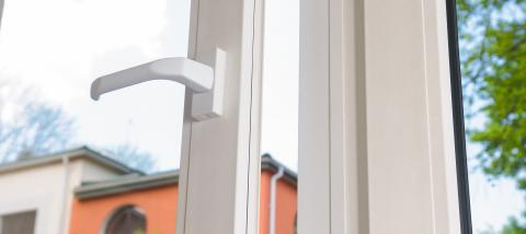 Crémone cassée : comment la réparer ou la changer sur une fenêtre PVC ?