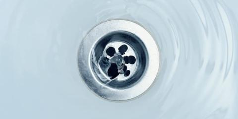 écoulement de l'eau d'une baignoire dans le vidage de baignoire