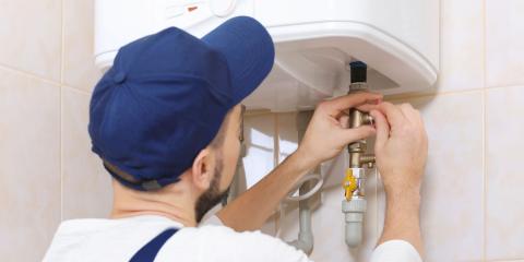 Artisan qui fait des vérifications sur un chauffe-eau