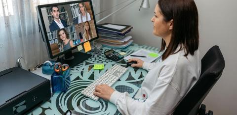 Femme en télétravail à domicile
