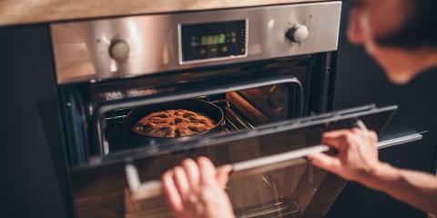 personne qui ouvre la porte de son four
