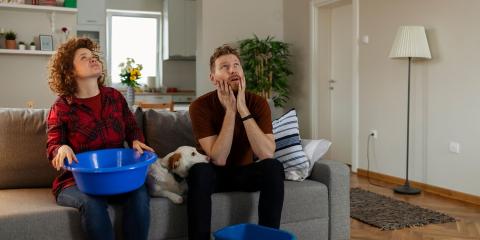 Locataires qui constatent une fuite d'eau dans leur maison