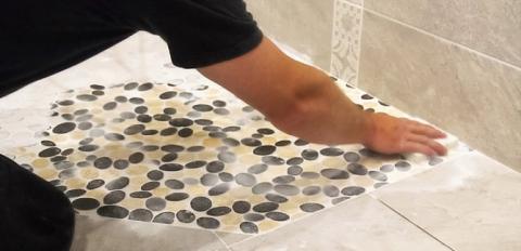 galets dans une douche italienne