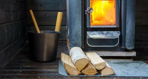 Poêle à bois avec un habillage derrière