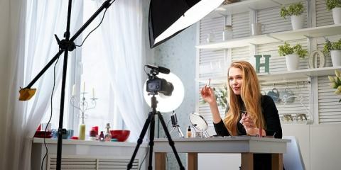 Influenceuse dans le studio vidéo qu'elle a fait chez elle