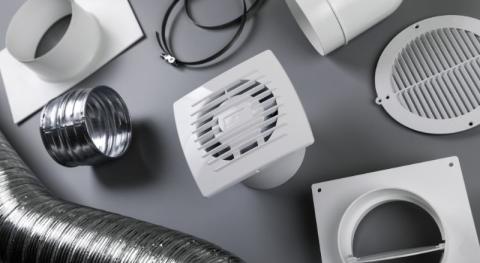 kit de vmc simple flux dispose sur un fond gris 