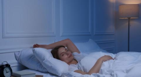 jeune femme dormant paisiblement dans son lit suggerant l idee d une excellente isolation phonique de la chambre