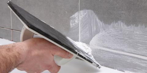 joint de carrelage en train d'être fait