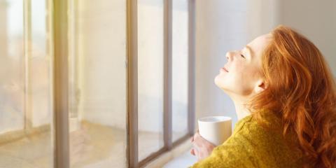 femme profitant de la lumière du soleil d'hiver