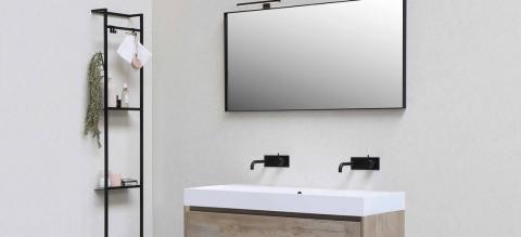 Miroir chauffant dans une salle de bain