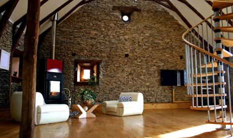 Mur en pierres à nettoyer dans une maison