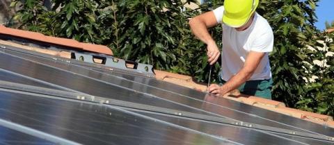 réparation d'un panneau solaire en panne