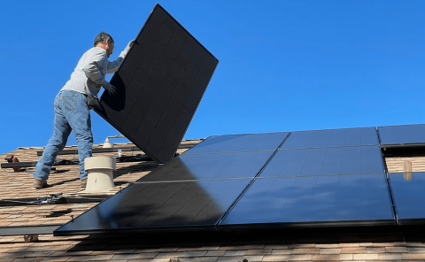Panneau solaire endommagé suite aux intempéries et à la mauvaise météo