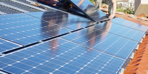installation de panneaux solaires sur un toit