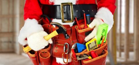 Père Noël et outils de bricolage en cadeaux