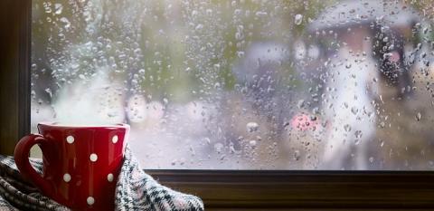 Fenêtre lors d'une journée pluvieuse