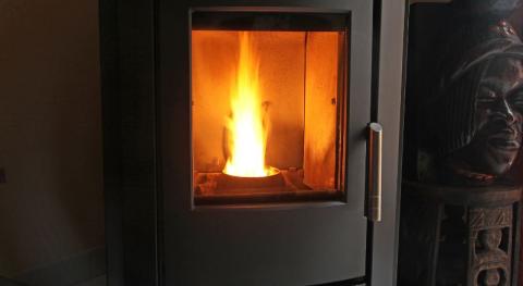 Contactez un artisan agrée pour installer votre poêle à granules sans conduit 