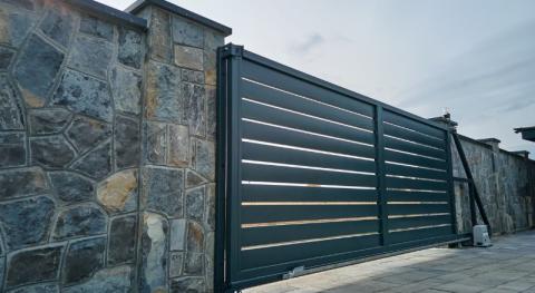 Un disjoncteur de portail électrique est indispensable pour éviter tout désagrément et risque d'incendie. 