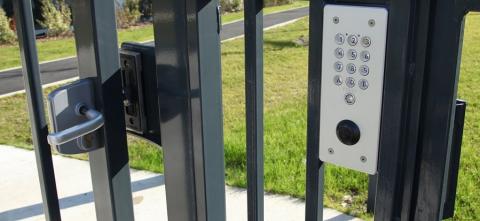 Vue du portail avec gâche électrique dans une résidence