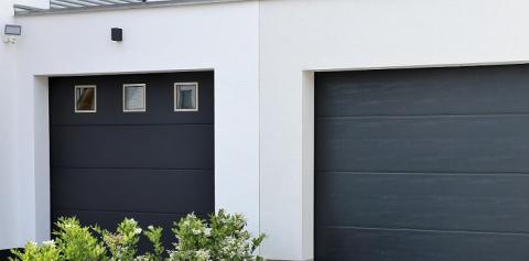 Des portes de garage sécurisées dans une maison