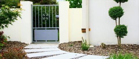 Jardin doté d'un portail métallique extérieur