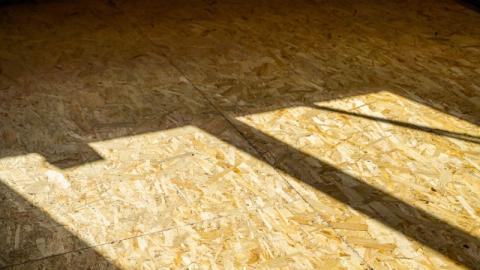 ombre et lumiere naturelle sur un plancher en osb
