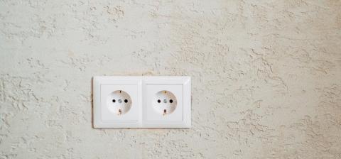 Prises électriques de type européen sur un mur.