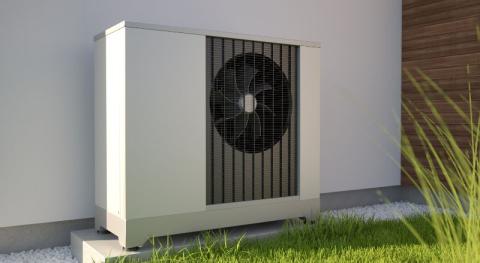 unite exterieure pompe a chaleur derriere une maison 