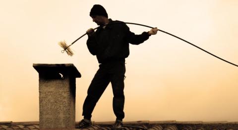 ramoneur de cheminee sur un toit 