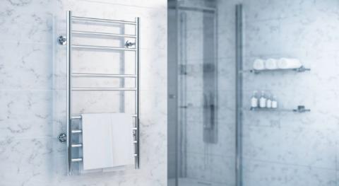 seche serviettes en inox dans une salle de bain moderne 