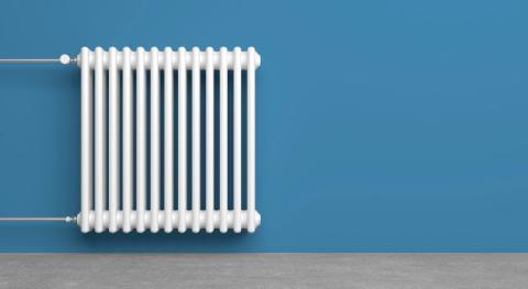 radiateur au gaz classique sur un mur bleu 