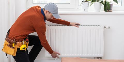 réparateur qui intervient sur un radiateur bruyant