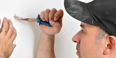 personne retirant une cheville d'un mur