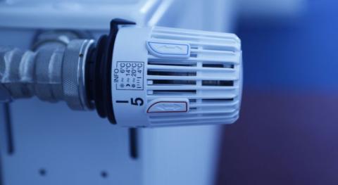 gros plan sur un robinet thermostatique de radiateur 