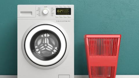 seche linge et panier a vetements rouge sur un fond vert