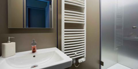 sèche-serviette dans une salle de bain