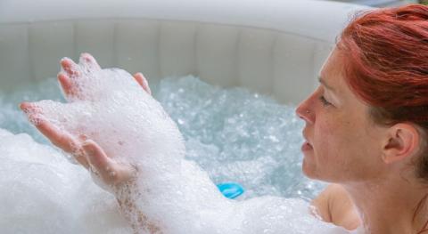 femme dans un spa qui mousse