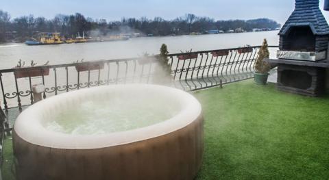 spa gonflable installe dans un jardin au bord d un cours d eau 