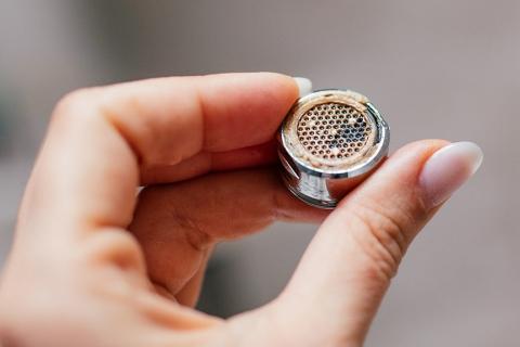 Tartre accumulé sur un élément de plomberie