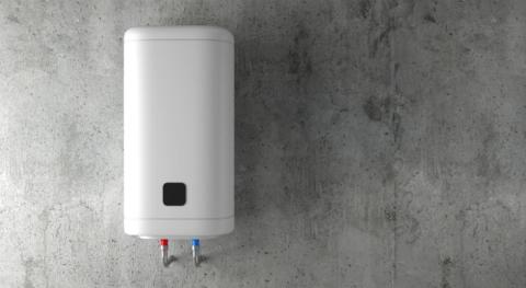 Chauffe eau electrique blanc moderne sur mur de beton