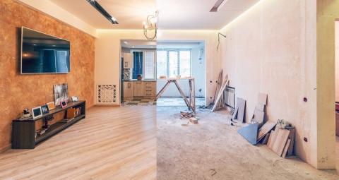 Travaux de rénovation dans la pièce à vivre d'une maison.