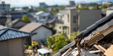 Gros plan sur un toit endommagé avec tuiles arrachées, cas typique d'une urgence de toiture