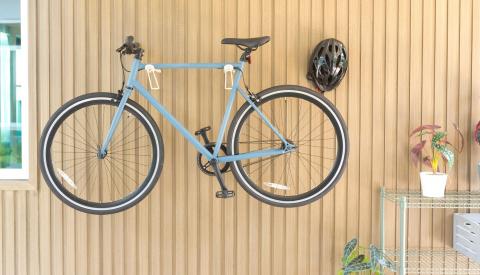 Vélo accroché au mur avec un support spécial