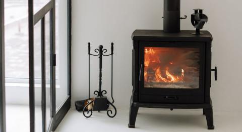 ventilateur pour poele a bois pose sur le foyer en metal noir 