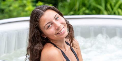 spa gonflable dans un jardin