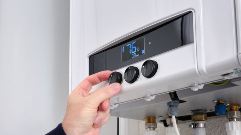 Vanne de remplissage bleue sous une chaudière murale, permettant d’ajouter de l’eau dans le circuit de chauffage pour faire remonter la pression.